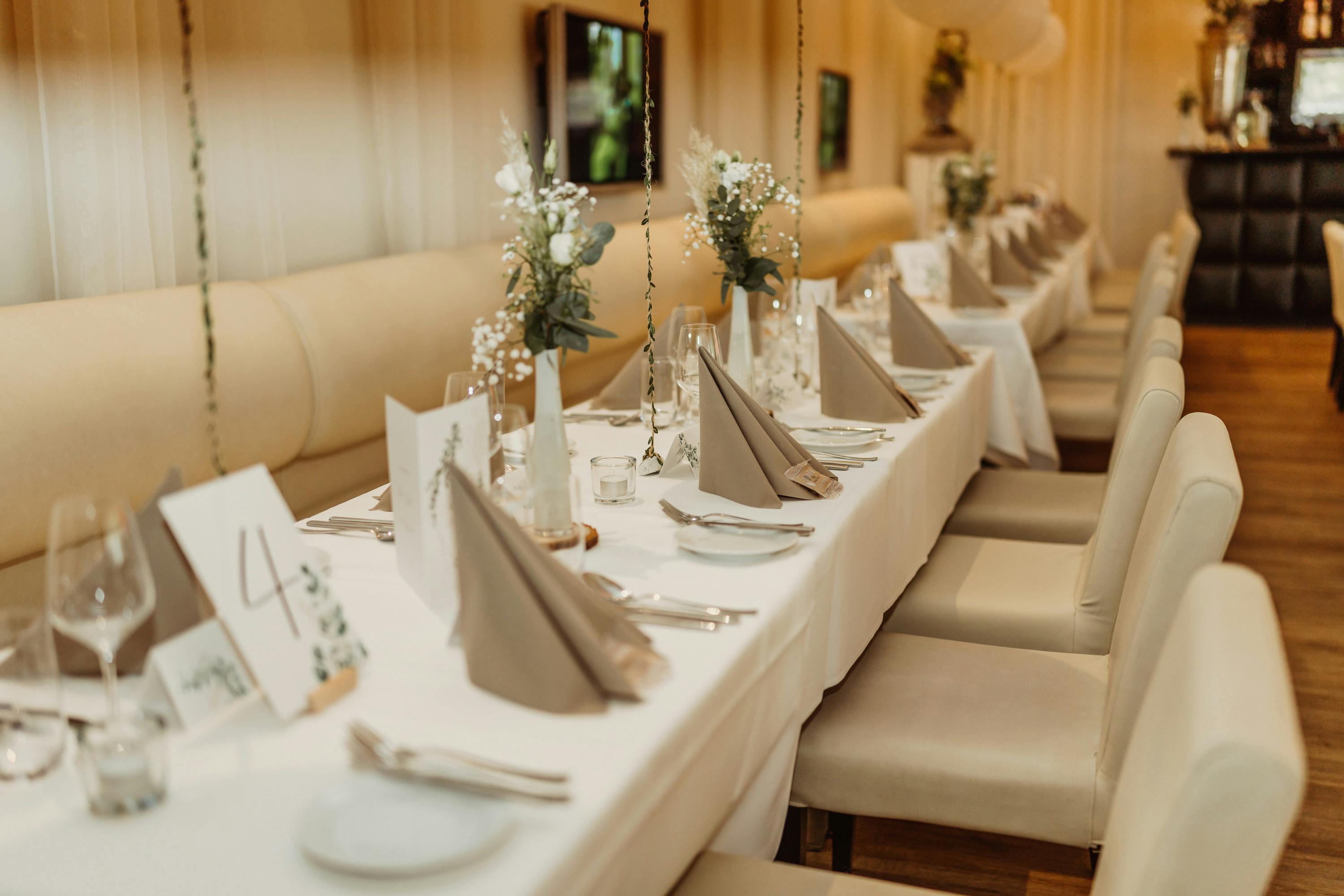 Restaurant Linen Hire UK - Professional tablecloths & napkins for food industry
